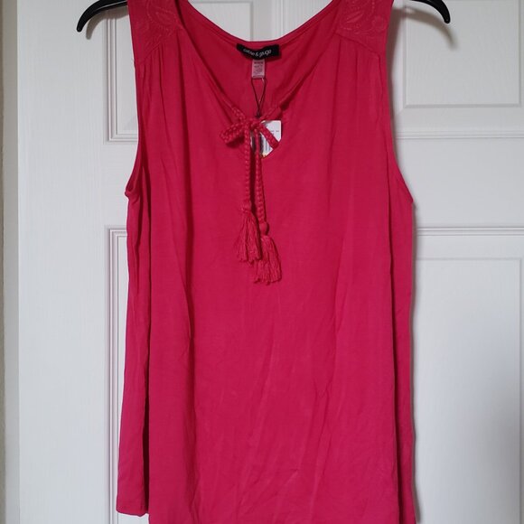 Women's Cable & Gauge Bright Rose top w/pretty shoulder detail -NWT- size Medium - Picture 11 of 12
